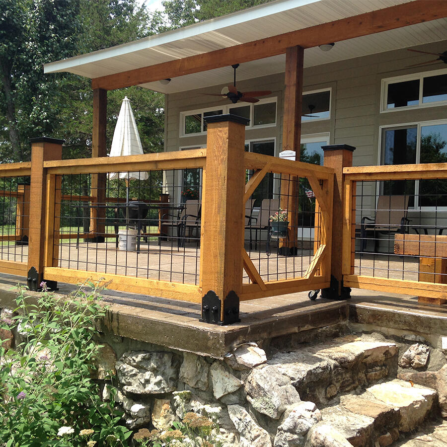 Cedar deck railing with hog wire infill